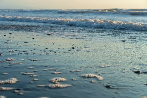 Волны Накатывают Берег Моря Перед Закатом Красивая Фотография Природы — стоковое фото