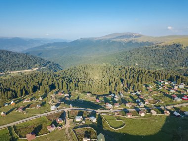 Gürcistan 'daki Beshumi dağ köyünün güzel kuş bakışı manzarası. Ormanlık bir dağ vadisinde temiz havası olan küçük bir köy. İnsansız hava aracının güzel manzarası.