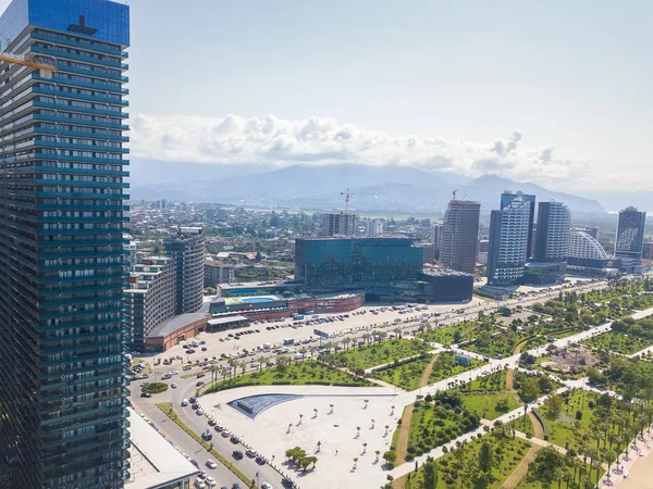 Batum, Gürcistan - 14 Eylül 2021: Batum 'da bir insansız hava aracıyla yeni parkın, otellerin, alışveriş merkezinin güzel manzarası