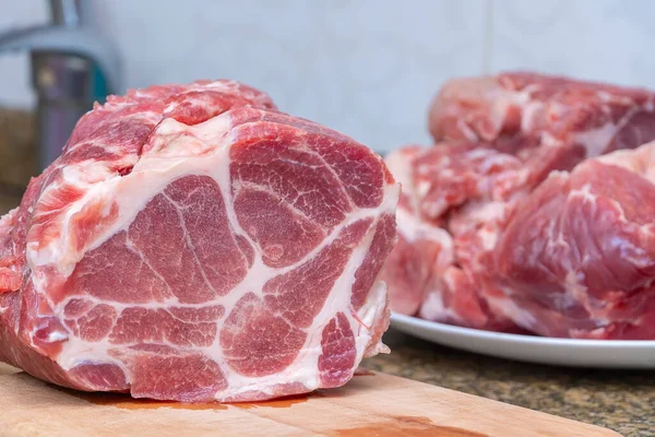 위에서 스테이크를 요리하기 신선하고 아름다운 돼지고기 조각을 클로즈업 — 스톡 사진
