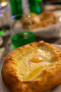 Geleneksel Gürcü Gıda Khachapuri 'si. Dikey fotoğraf