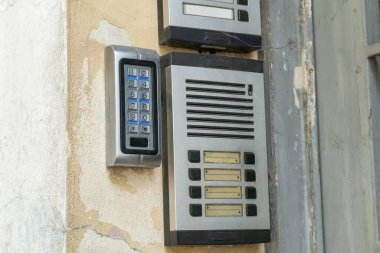 Boş isim plakalı eski moda kapı zilleri. Boş isim kartları olan bir apartmanın dışındaki açık bir dahili telefon..