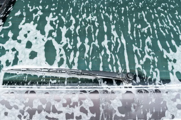 Arabanın Arka Camını Sabun Köpüğüyle Kapatın — Stok fotoğraf