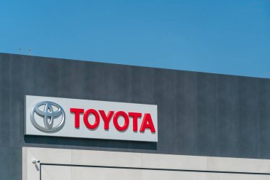 Batumi, Georgia - 19 Eylül 2021: Toyota Araba Üreticisi Rozeti - Japon çokuluslu otomobil üreticisi