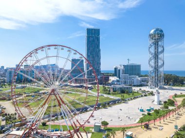Batumi, Georgia - 20 Eylül 2021: Güneşli bir günde güzel şehir manzarası, dönme dolap, bulvar, set, alfabe kulesi, gökdelenler