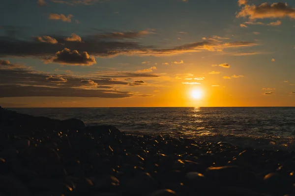 Прекрасний Помаранчевий Захід Сонця Йде Над Горизонтом Моря Гальковий Пляж — стокове фото