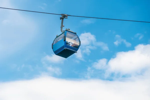 Närbild Linbanan Hytt Bakgrunden Himlen Och Moln Bergbana — Stockfoto