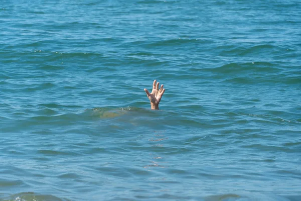 Una Mano Hombre Ahogado Mar Pidiendo Ayuda Día Soleado — Foto de Stock