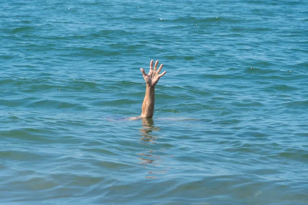 Una Mano Hombre Ahogado Mar Pidiendo Ayuda Día Soleado — Foto de Stock