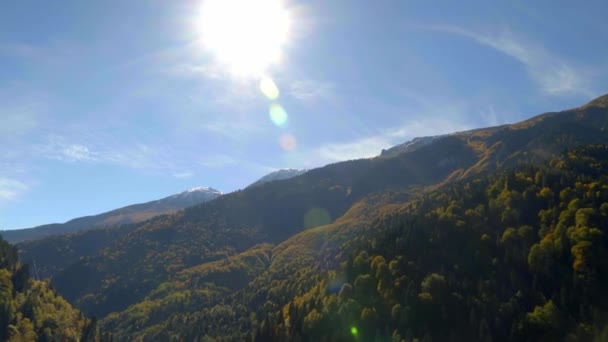 Movimiento de la cámara, panorama, bosque de otoño valle de montaña con puntos culminantes soleados — Vídeos de Stock