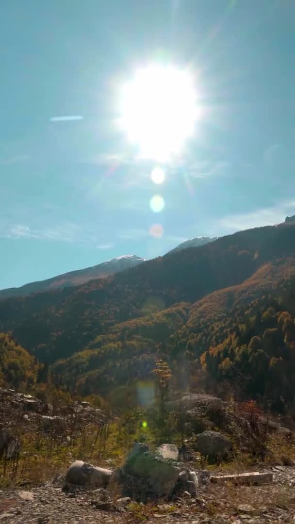 Kamerafahrt, Panorama, herbstliches Waldbergtal mit sonnigen Höhepunkten — Stockvideo