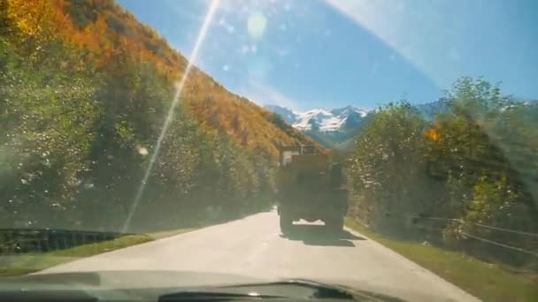 Ein Auto überholt in den Bergen einen Lastwagen. Gefährliche Serpentine. — Stockvideo