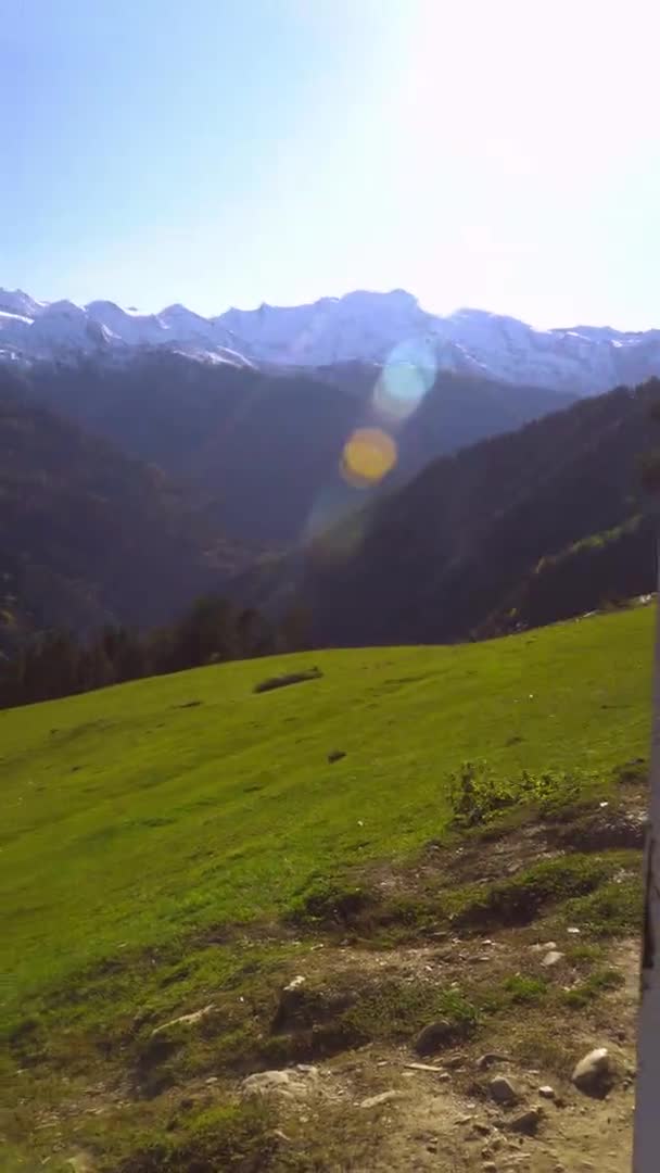 Женщина едет на больших качелях на фоне гор в Грузии, — стоковое видео