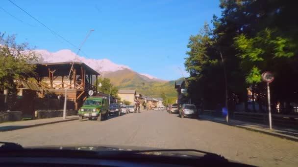 Fahren auf der Straße einer Kleinstadt oder eines Dorfes. die Kamera filmt aus der ersten Person, — Stockvideo