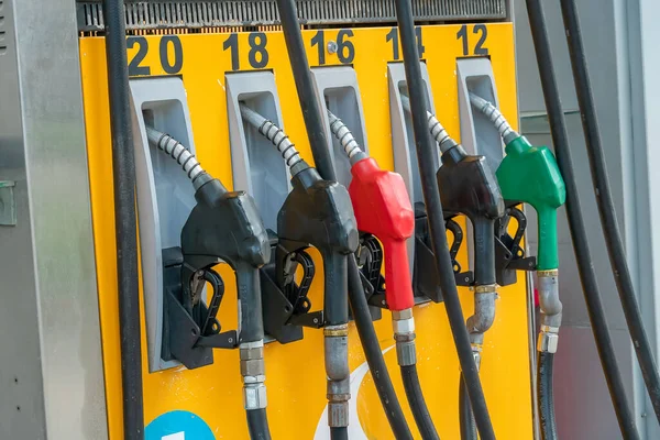 Benzinkútnál Használt Különböző Típusú Pisztollyal Felszerelt Üzemanyagokra Vonatkozó Oszlop Közelítése — Stock Fotó
