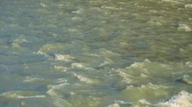 Küçük bir dağ nehrinde akan temiz suyun yakınına.,