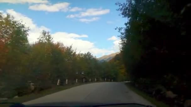 Kamera střílí od první osoby, auto jede po úzké horské silnici. — Stock video
