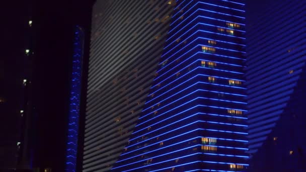 Passeggiata notturna a Batumi. Edifici moderni e colorati dell'hotel Orbi Tower, — Video Stock
