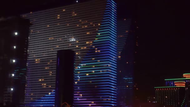 Passeio noturno em Batumi. Edifícios modernos coloridos do hotel de torres Orbi, — Vídeo de Stock