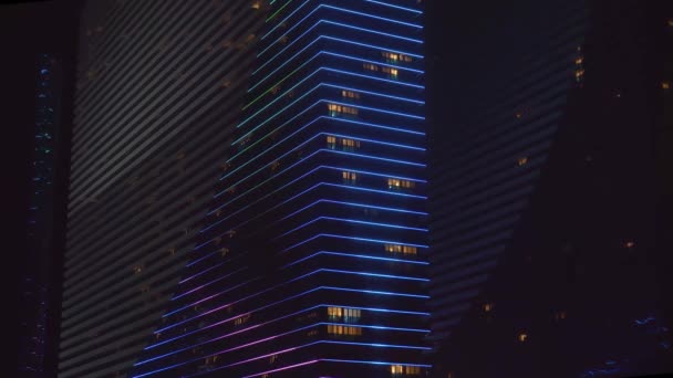 Passeio noturno em Batumi. Edifícios modernos coloridos do hotel de torres Orbi, — Vídeo de Stock