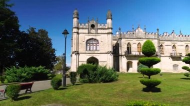 Parktaki bahçedeki güzel kesilmiş minyatür yeşil ağaçlar.