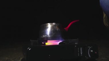 Doğada gaz ocağında yürürken tencerede ya da kasede bir şey pişirilir..