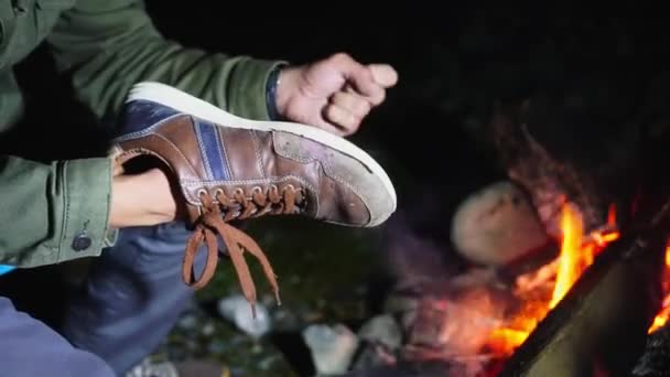 Um homem cola um velho sapato rasgado junto à lareira. Mãos de um homem de perto. — Vídeo de Stock