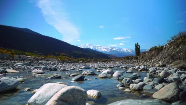 Hegyi folyó az őszi hegyekben. Zavaros áramlat. Grúzia, Szvaneti. — Stock videók