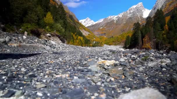 Uomo e donna stanno camminando attraverso la zona montuosa. viaggiare attraverso le montagne — Video Stock