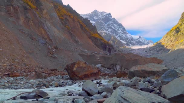 Horská řeka v podzimních horách. Turbulentní proud. Georgia, Svaneti. — Stock video