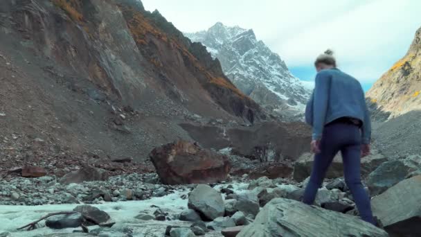 Jeunes promenades touristiques à travers la région montagneuse et regarde beau paysage. — Video