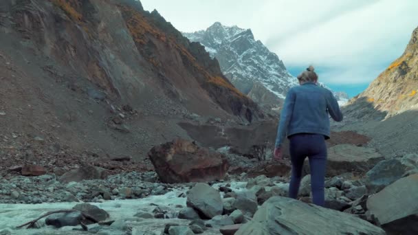 Uma jovem bela mulher esbelta sozinha nas montanhas. — Vídeo de Stock