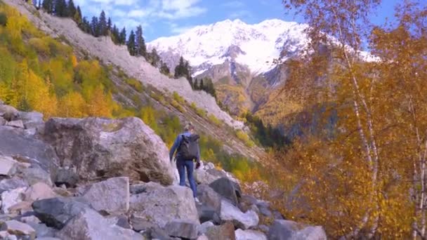 Junge Touristin wandert durch bergiges Gebiet und blickt auf schöne Landschaft. — Stockvideo