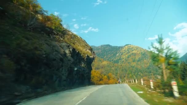 Caméra tire de la première personne, voiture conduit le long d'une route étroite de montagne. — Video