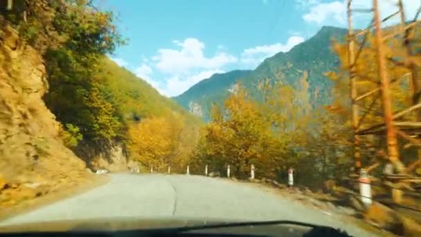 Fényképezőgép felvételeket az első személytől, az autó egy keskeny hegyi úton halad. — Stock videók