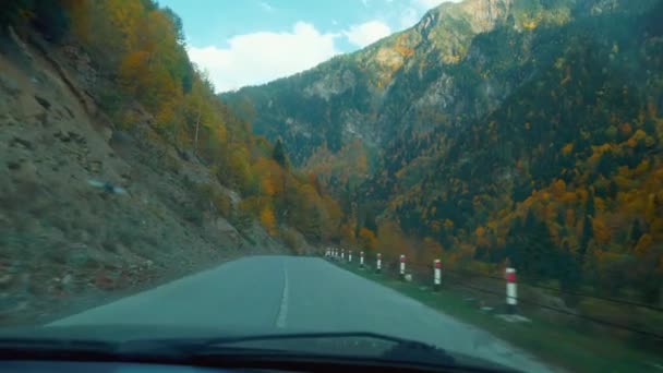 Камера снимает от первого лица, автомобиль едет по узкой горной дороге. — стоковое видео