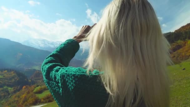 Donna in escursione sulla cima della montagna fa a forma di cuore cornice dito con le mani. — Video Stock