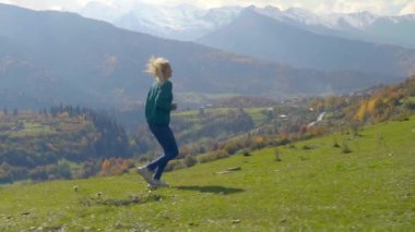 Kamera yokuş aşağı koşan genç ve güzel bir kadını takip ediyor.