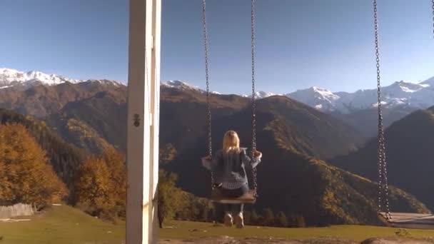 Donna cavalca su grande altalena sullo sfondo delle montagne in Georgia, — Video Stock
