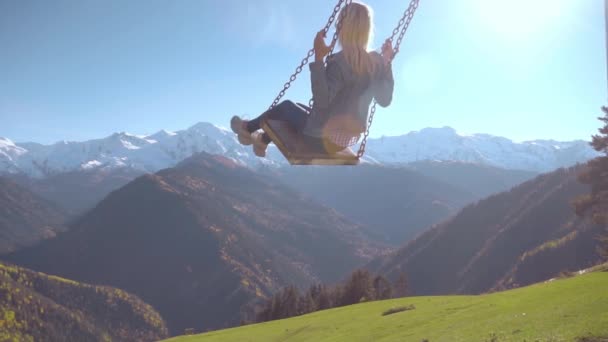 女性はジョージア州の山を背景に大きなスイングに乗って, — ストック動画