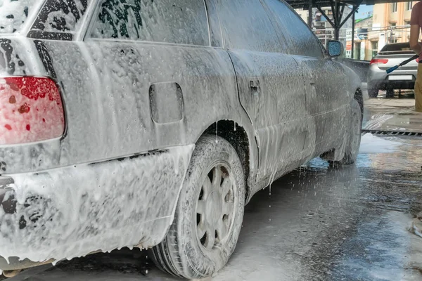 Coche Gris Espuma Blanca Auto Servicio Lavado Coches — Foto de Stock