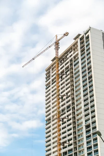 Bouwkraan Achtergrond Van Een Meervloers Gebouw Aanbouw Een Bewolkte Dag — Stockfoto