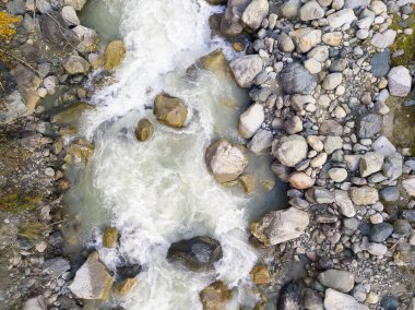 İnsansız hava aracından dağ nehrinin yakın görüntüsü.