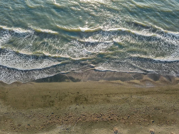 Вид Сверху Дрона Песчаный Пляж Моря Большими Волнами Солнечный День — стоковое фото