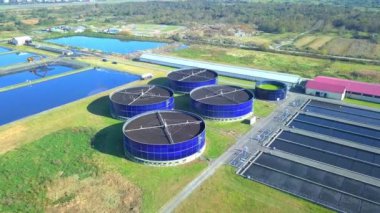 Modern endüstriyel atık arıtma tesisinin havadan görünüşü