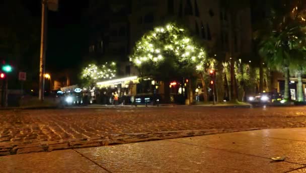 Encrucijada por la noche. intervalo de tiempo de intersección de la carretera con los coches. — Vídeo de stock