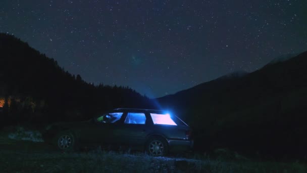 Hegyi táj lassított felvételű, autós kemping, éjszakázás a hegyekben. — Stock videók