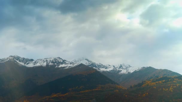 L'intervalle de temps des nuages se déplaçant au-dessus des montagnes en automne — Video