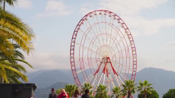 Pariserhjul i Georgien Batumi rekreationspark timelapse hyperlapse. — Stockvideo