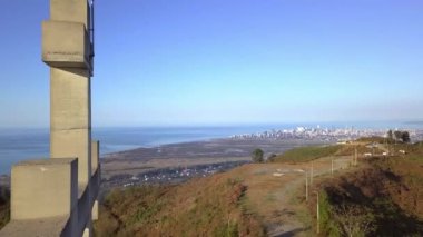 İnsansız hava aracı görünümü dağların tepesinde taş ya da beton geçidi etrafında uçar